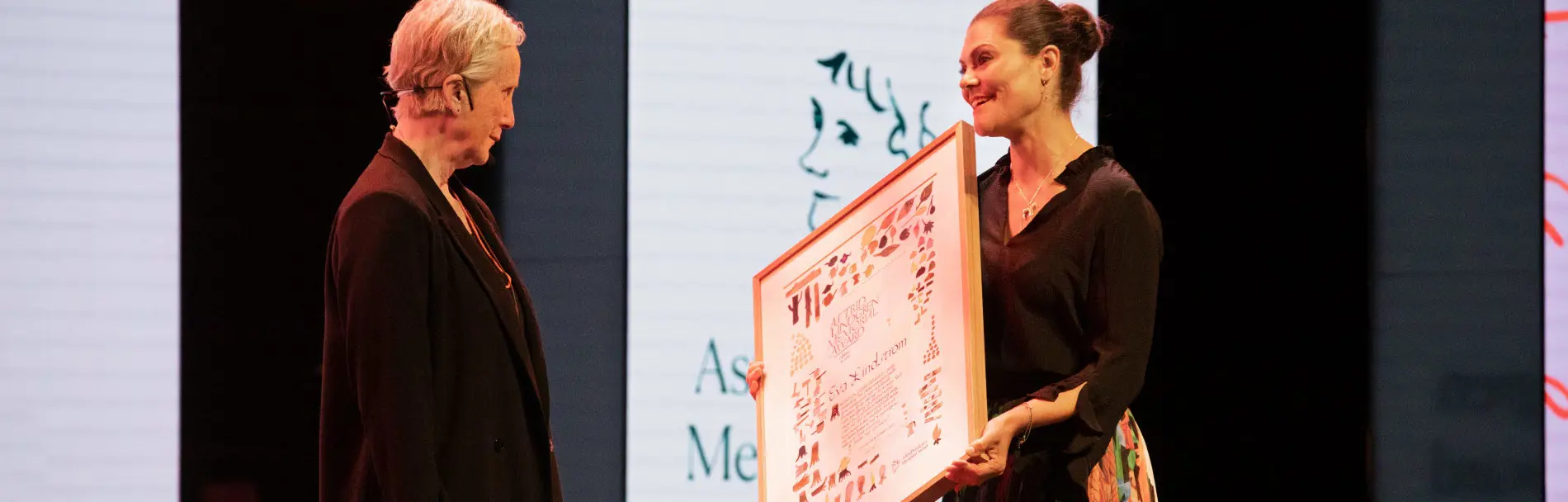 Eva Lindström tar emot Astrid Lindgren Memorial Award 2022 av H.K.H. Kronprinsessan Victoria.