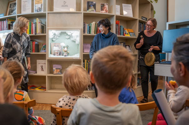 The uncovering of Baek Heena's figurine "Odd Mama" at Tranströmerbiblioteket