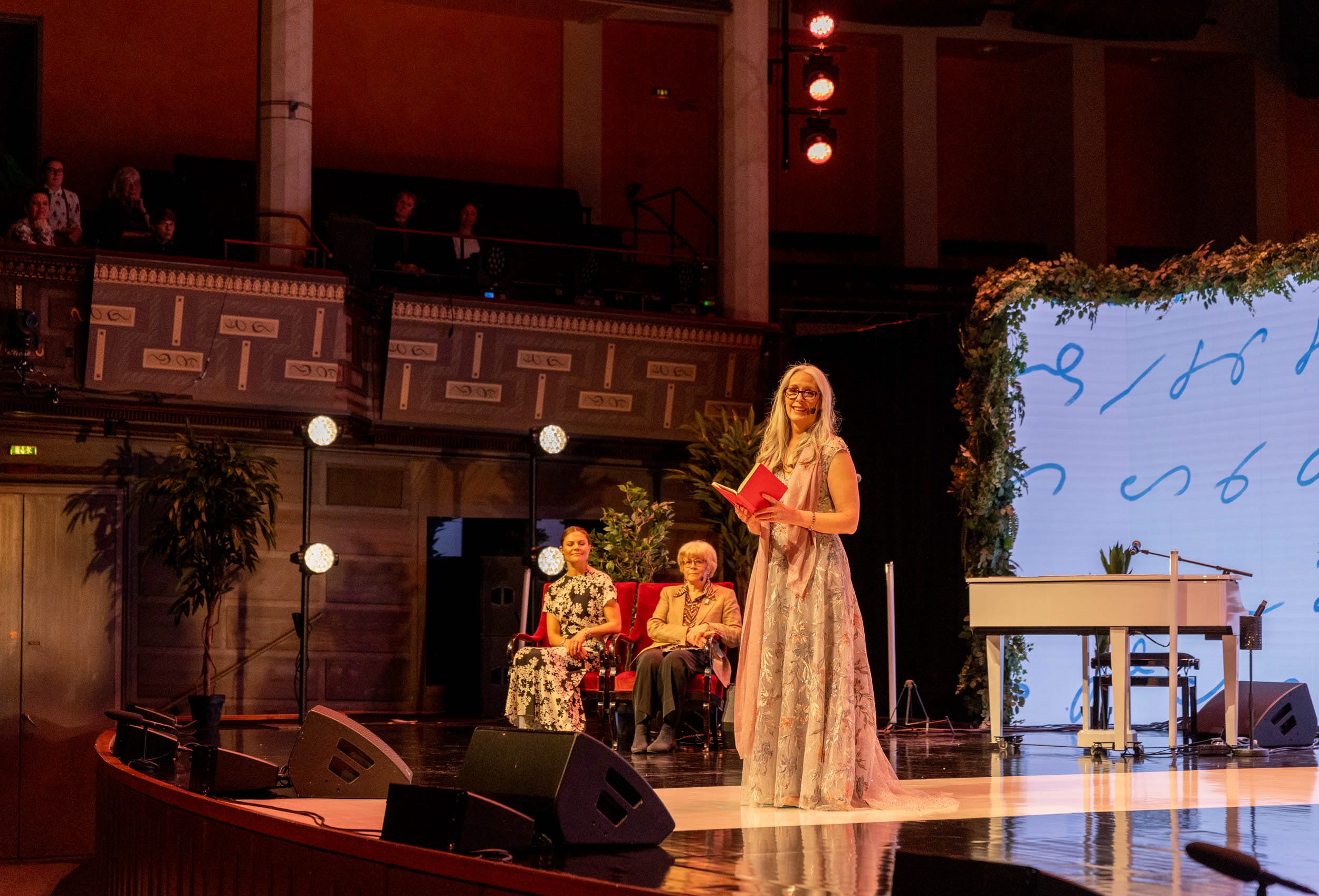 Laurie Halse Anderson delivering the acceptance speech