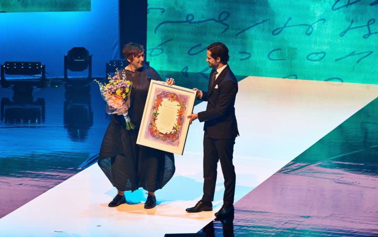 Marion Brunet accepting the award diploma from HRH Prince Carl Philip.