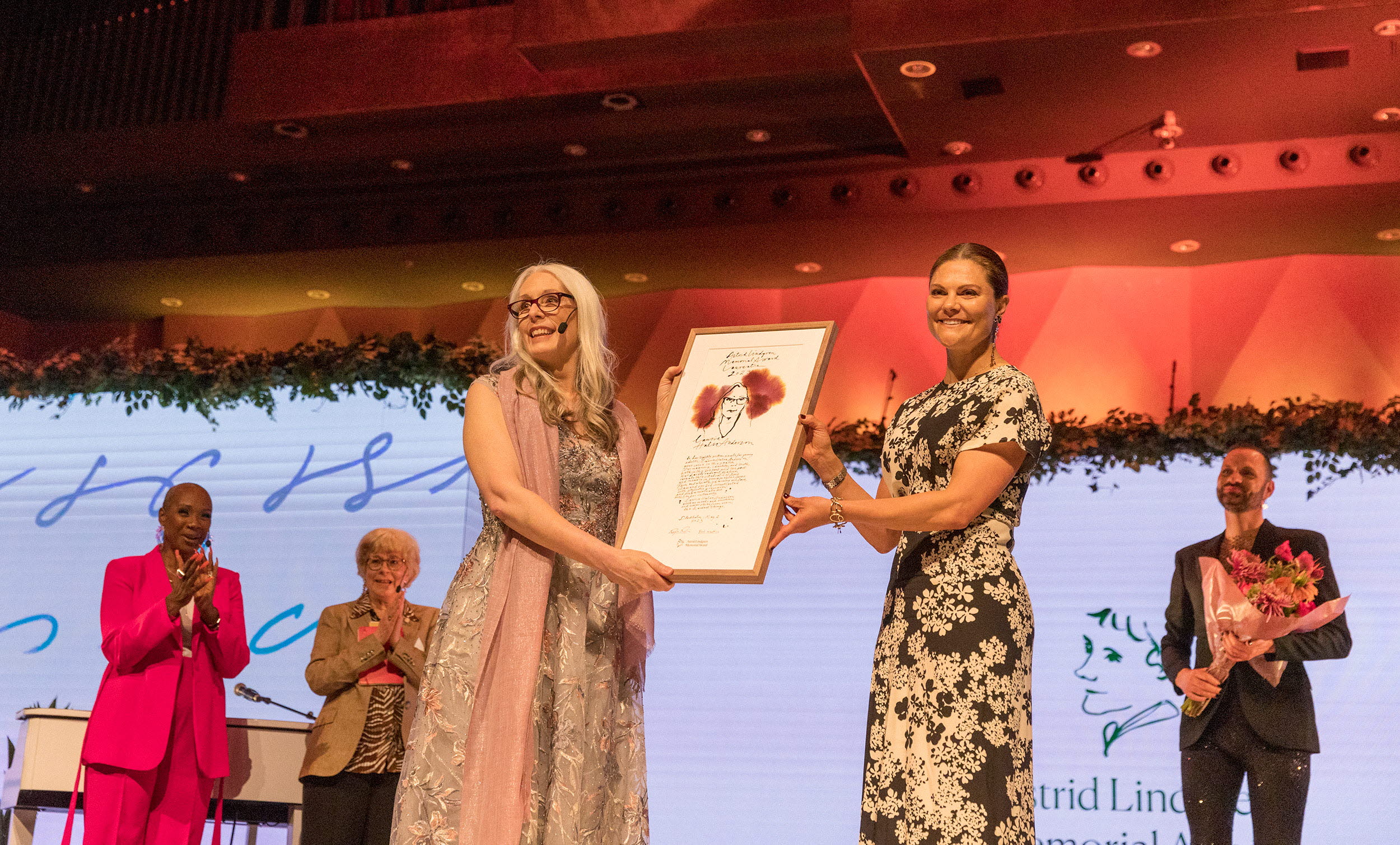 Laurie Halse Anderson and HRH Crown Princess Victoria holding the ALMA diploma