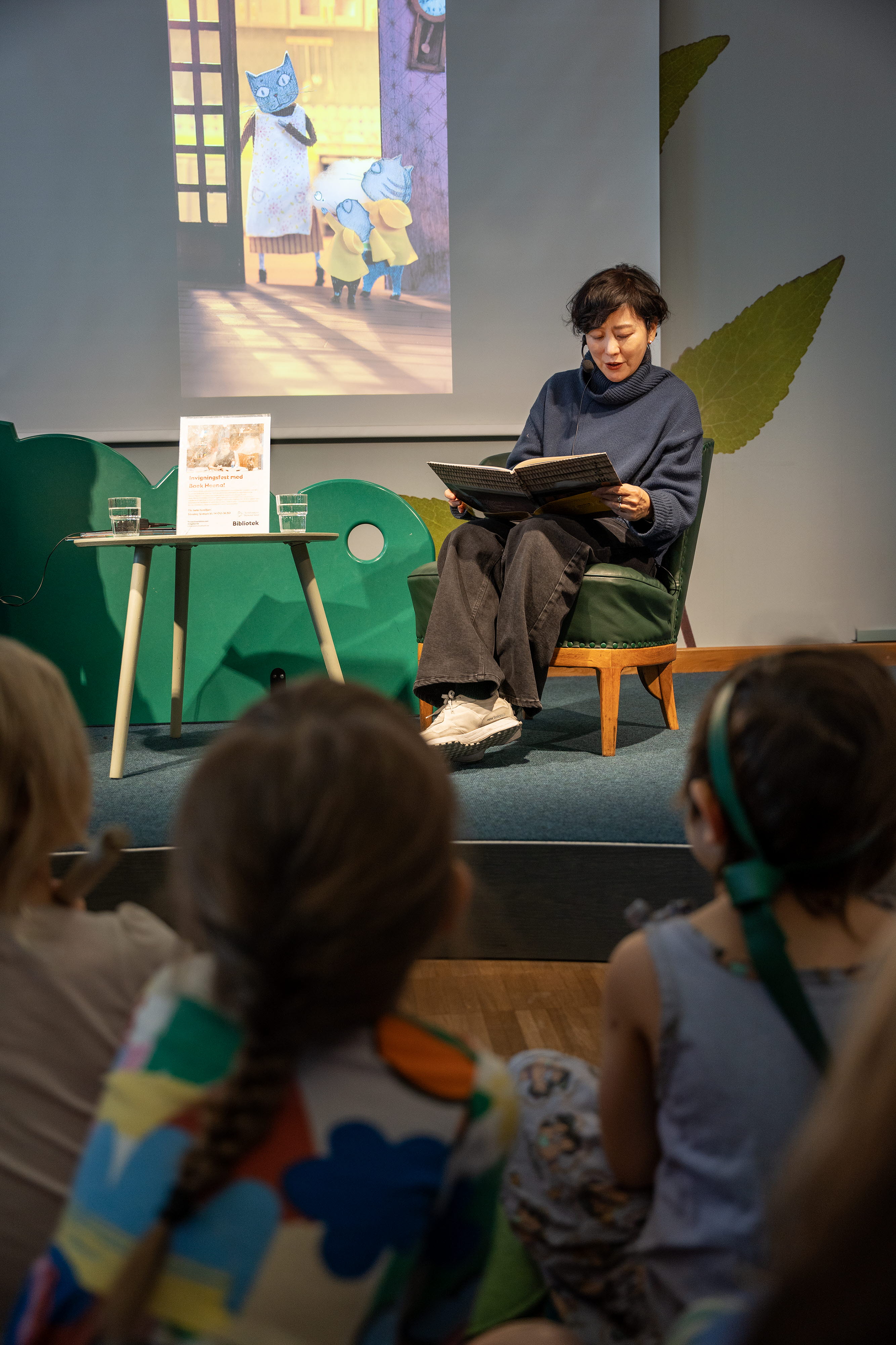 Baek Heena reading from her book "Cloud Bread".