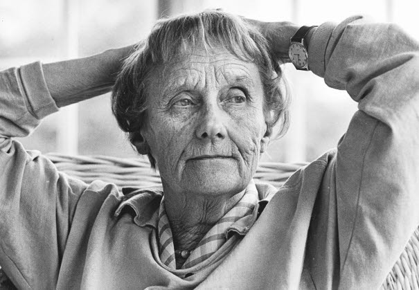 Astrid Lindgren med armarna i kors bakom huvudet