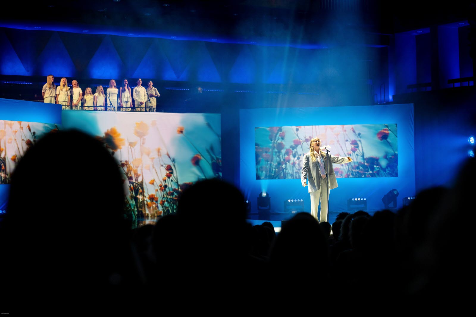 Silvana Imam and the children's choir on stage