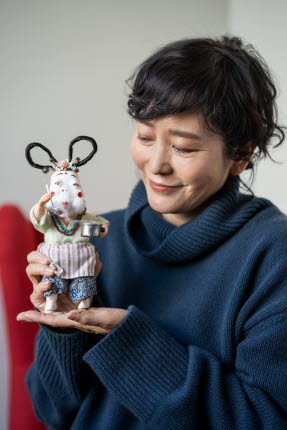 Baek Heena with her figurine "Odd Mama"