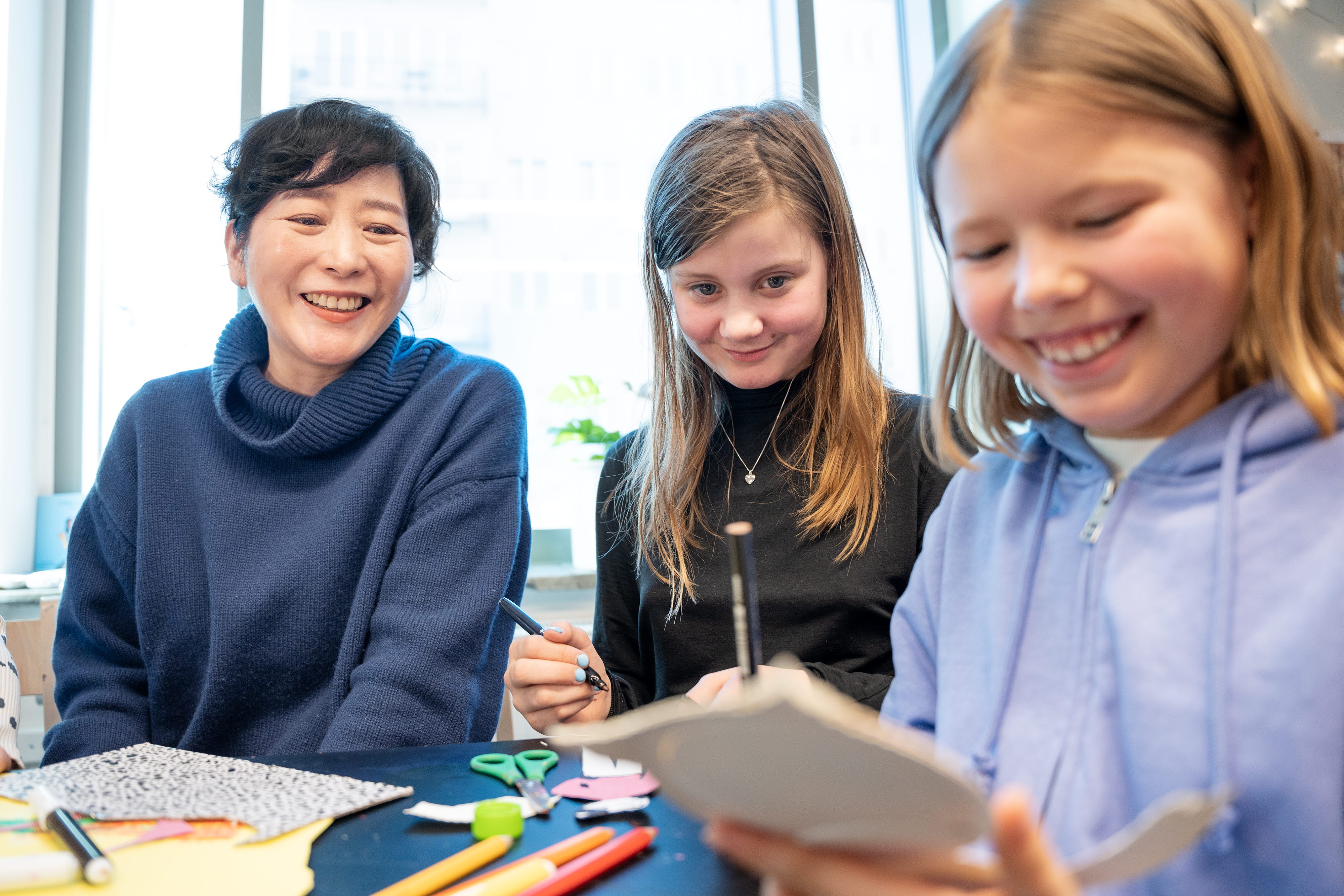 Baek Heena in a workshop with two laughing kids