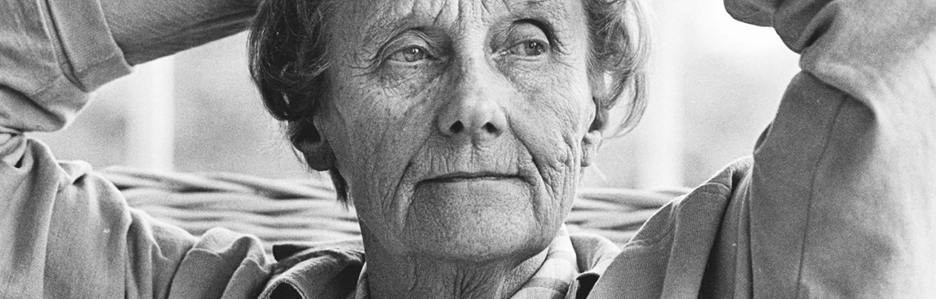 Astrid Lindgren med armarna i kors bakom huvudet