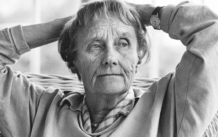 Astrid Lindgren med armarna i kors bakom huvudet