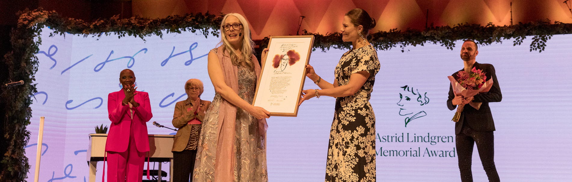 Laurie Halse Anderson and HRH Crown Princess Victoria holding the ALMA diploma